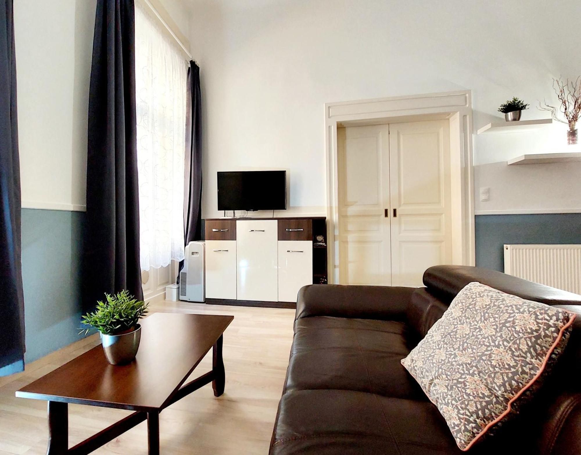 Eoetvoes Apartman Boedapest Buitenkant foto